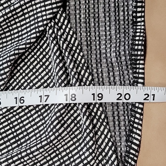 W5 Size L Black & White Textured Twist Front Top, Excellent Used Condition - Picture 11 of 13